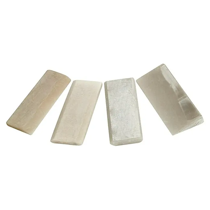 Kirschen Abziehstein-Satz - Material: Novaculit (Arkansas-Stein), 4 -tlg., Körnung: 6.000 - 8.000 - Das Bild zeigt vier rechteckige Selenit-Stäbe in verschiedenen Weißtönen, die eine beruhigende und klare Atmosphäre vermitteln.
