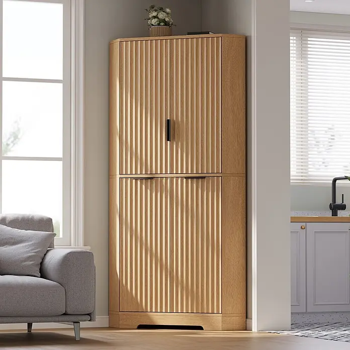 SONNENH Eck-Hochschrank mit geriffelten Türen, Natur -  - Hoher Eckschrank aus hellem Holz mit gerippten Türen und schwarzen Griffen, perfekt für Raumecken.