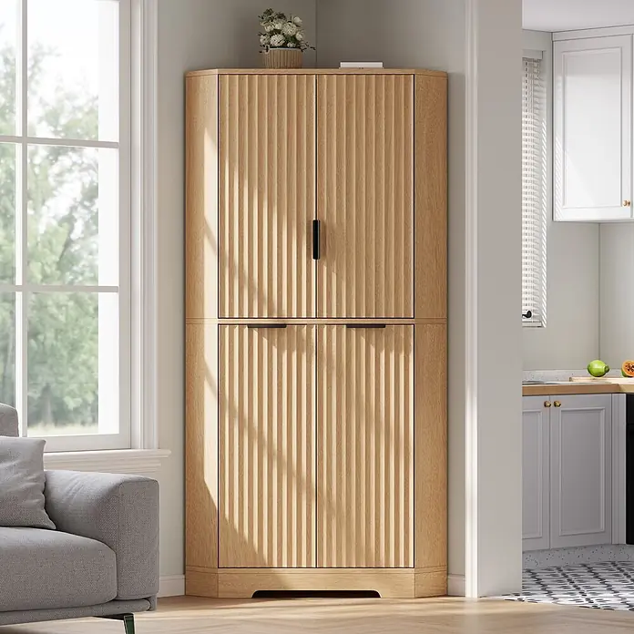SONNENH Eck-Hochschrank mit geriffelten Türen, Natur -  - Heller Holz-Eckschrank mit geriffelten Türen und schwarzen Griffen für kompakte Aufbewahrung.