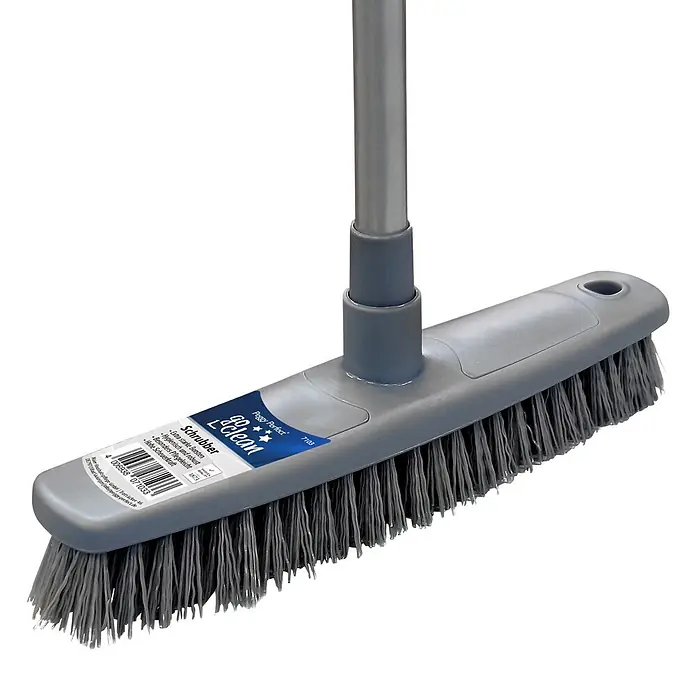 Peggy Perfect Schrubber Go Clean - Kunststoff - Graue Scheuerbürste mit steifen Borsten und grauem Stiel, Marke 'GoClean'.
