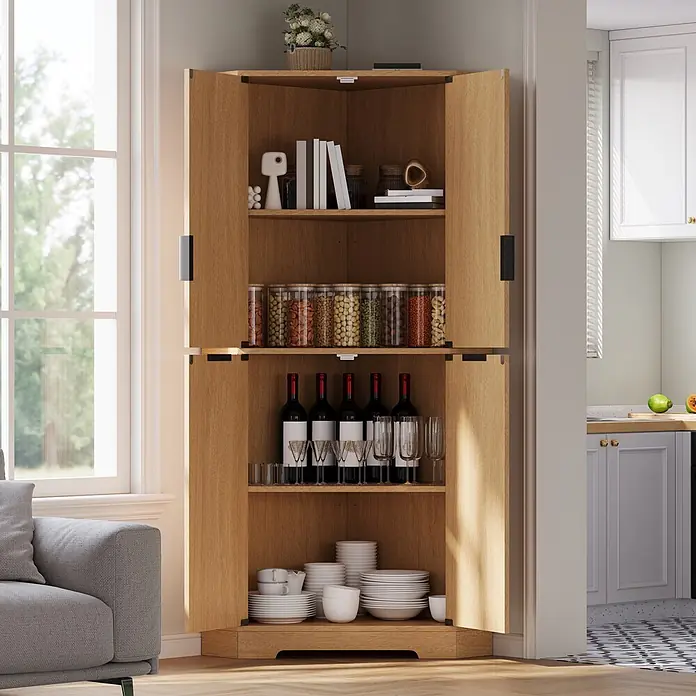 SONNENH Eck-Hochschrank mit geriffelten Türen, Natur -  - Helles Holz-Eckschrank mit zwei Abschnitten, oben für Vorräte, unten für Getränke und Geschirr, in einer Raumecke.