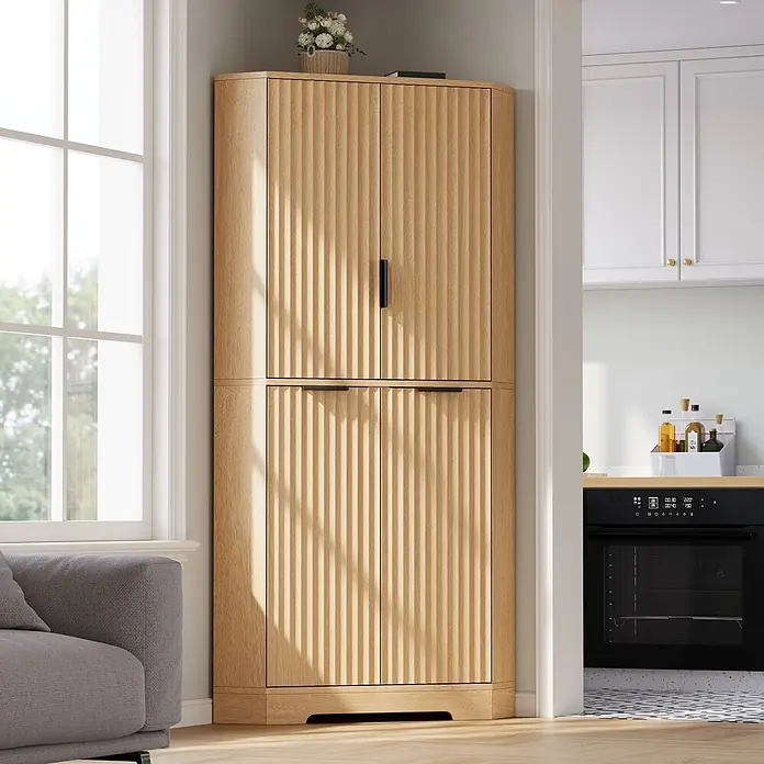 SONNENH Eck-Hochschrank mit geriffelten Türen, Natur -  - Hoher Eckschrank aus hellem Holz mit gerippten Türen, zwischen Wohnbereich und Küche platziert.