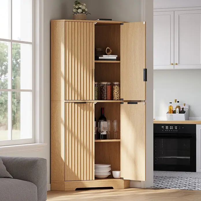SONNENH Eck-Hochschrank mit geriffelten Türen, Natur -  - Hoher Vorratsschrank aus hellem Holz mit geriffelten Türen, offen, mit Gläsern, Flaschen und Tellern.