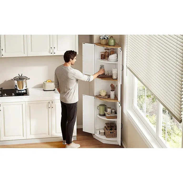 SONNENH Eck-Mehrzweckschrank mit 5 Staufächern, Weiß/Braun -  - Weißer Eckschrank mit Holzregalen in einer Küche, zur Aufbewahrung verschiedener Gegenstände. Ein Mann greift nach einem Glas.