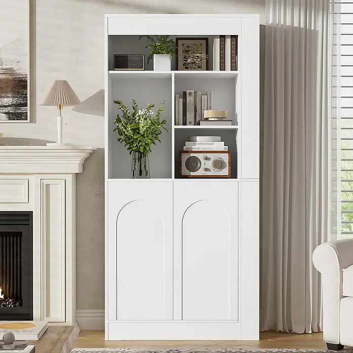 SONNENH Hochschrank mit 2 Türen und Seitenregal, Weiß -  - Weißes hohes Bücherregal mit offenen Fächern und Unterschränken, in einem Wohnzimmer arrangiert.