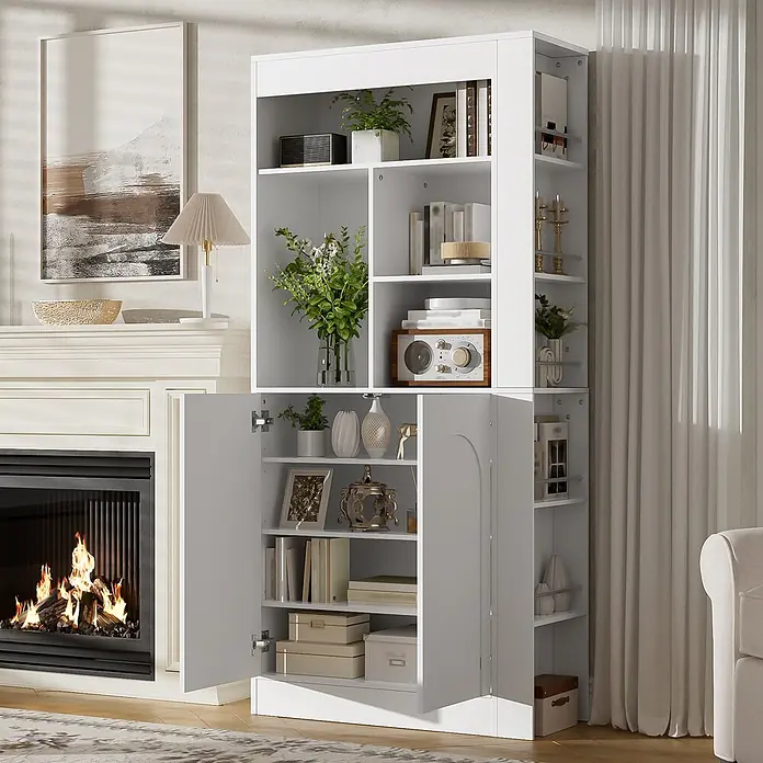 SONNENH Hochschrank mit 2 Türen und Seitenregal, Weiß -  - Weißes Standregal mit offenen und geschlossenen Fächern, gefüllt mit Büchern und Deko, neben einem Kamin in einem Wohnzimmer.