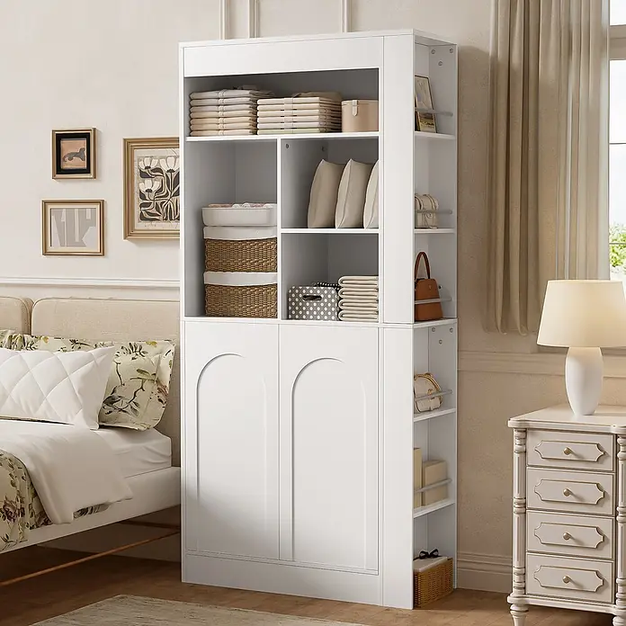 SONNENH Hochschrank mit 2 Türen und Seitenregal, Weiß -  - Weißes Aufbewahrungsmöbel mit offenen Regalen und zwei gewölbten Türen zur Schlafzimmerorganisation.