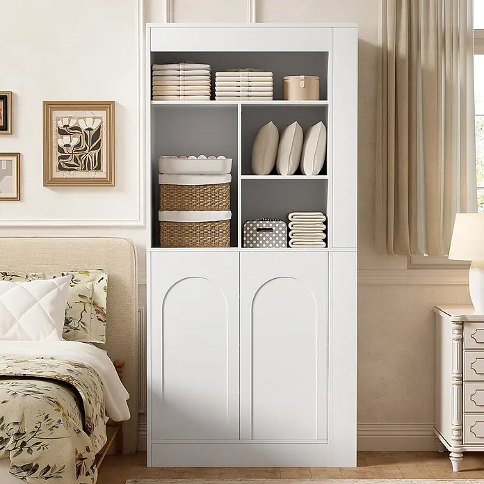 SONNENH Hochschrank mit 2 Türen und Seitenregal, Weiß -  - Weißer Aufbewahrungsschrank mit offenen Regalen und Rundbogentüren, gefüllt mit Wäsche und Körben im Schlafzimmer.