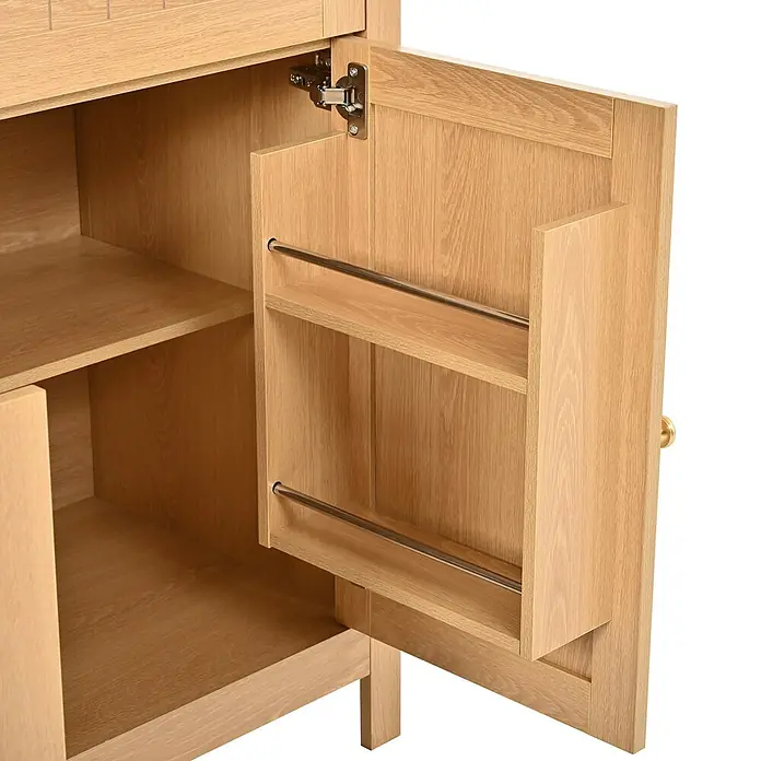 SONNENH Holz-Mehrzweckschrank mit Bogenaufsatz und Türregalen, Natur -  - Heller Eichenschrank innen mit Regalen und offener Tür mit zwei eingebauten Gewürzregalen mit Metallstangen.