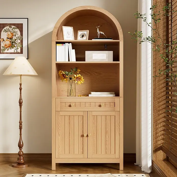 SONNENH Holz-Mehrzweckschrank mit Bogenaufsatz und Türregalen, Natur -  - Helles Holzregal mit Bogenform, offenen Fächern, zwei Schubladen und zwei Unterschranktüren in einem gemütlichen Raumambiente.
