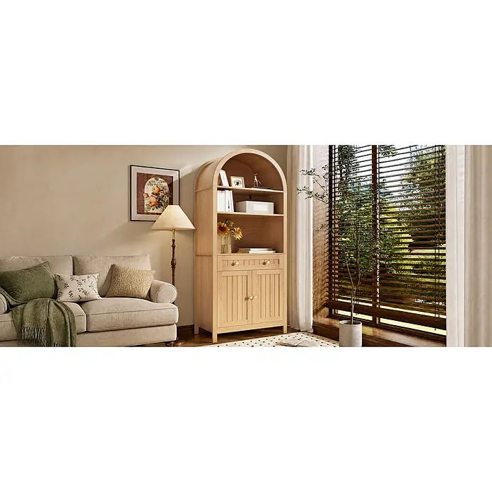 SONNENH Holz-Mehrzweckschrank mit Bogenaufsatz und Türregalen, Natur -  - Ein helles Holzregal mit Bogenform, offenen Fächern und einem Schrank steht in einem gemütlichen Wohnzimmer neben einem Sofa und einem Fenster.