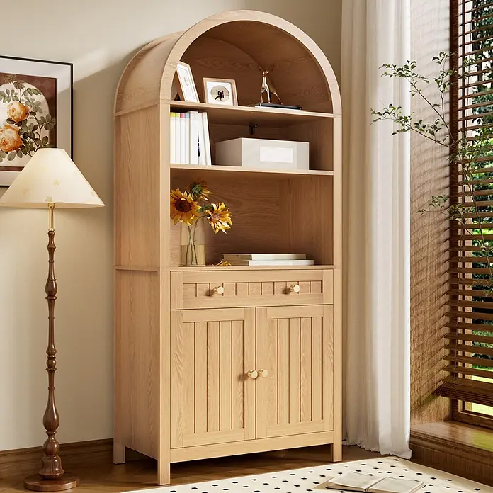 SONNENH Holz-Mehrzweckschrank mit Bogenaufsatz und Türregalen, Natur -  - Helles, naturbelassenes Bücherregal mit gewölbter Oberseite, offenen Fächern, einer Schublade und Unterschrank in einem Wohnraum.