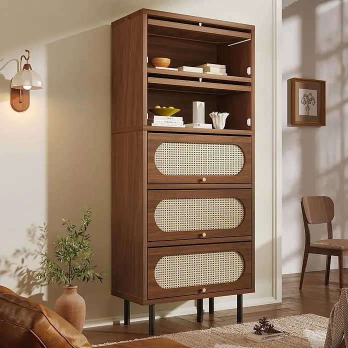 SONNENH Hochschrank mit 5 Klappen und Rattaneinsätzen, Nussbaum -  - Hoher Schrank aus dunklem Holz mit offenen Fächern und drei Rattan-Schubladen, in einem modernen Wohnraum inszeniert.
