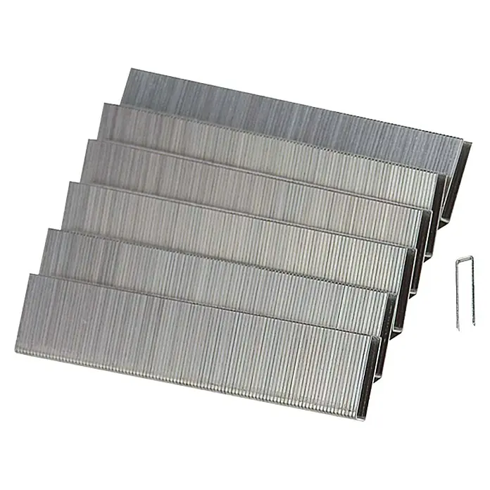 Craftomat Drahtklammern - Länge: 10 mm, Rückenbreite: 5,7 mm, 2.400 Stk. - Mehrere Streifen von Bauklammern aus Metall. Die Klammern sind eng aneinandergereiht und weisen eine silberne Farbe auf.