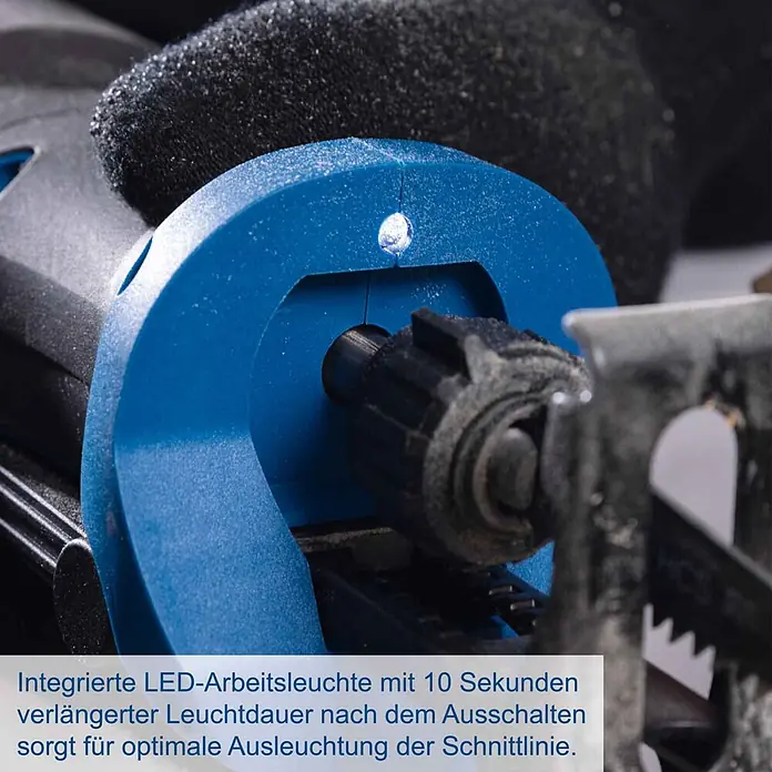 Scheppach IXES 20V Akku-Säbelsäge BC-RS250-X - 20 V, Ohne Akku, Hublänge: 28 mm - Nahaufnahme eines blauen Elektrowerkzeugs mit integrierter LED-Arbeitsleuchte, die die Schnittlinie beleuchtet und mit Sägemehl bedeckt ist.