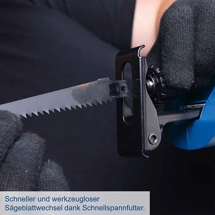 Scheppach IXES 20V Akku-Säbelsäge BC-RS250-X - 20 V, Ohne Akku, Hublänge: 28 mm - Hand in schwarzem Handschuh setzt Metall-Sägeblatt in das Schnellspannfutter einer blauen und schwarzen Säbelsäge ein, zeigt werkzeuglosen Blattwechsel.