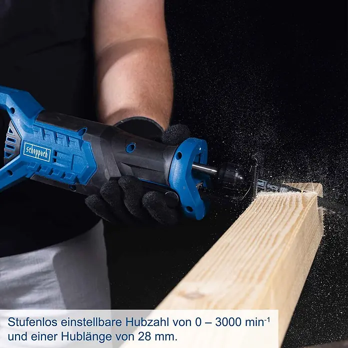 Scheppach IXES 20V Akku-Säbelsäge BC-RS250-X - 20 V, Ohne Akku, Hublänge: 28 mm - Blaue und schwarze Scheppach Säbelsäge schneidet ein Holzstück, Sägespäne fliegen. Eine behandschuhte Hand hält die Säge.