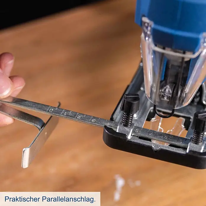Scheppach IXES 20V Akku-Pendelhubstichsäge C-JS220-X - 20 V, Li-Ionen, Anzahl Akkus: Ohne Akku, Leerlaufhubzahl: 0 /min - 2.400 /min - Praktischer Parallelanschlag aus Metall mit Messskala wird in blaue Stichsäge für präzise Schnitte eingesetzt.