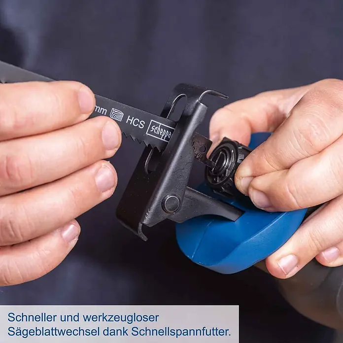 Scheppach IXES 20V Akku-Säbelsäge C-RS100-X - 20 V, Hublänge: 20 mm - Hände wechseln ein schwarzes Scheppach Sägeblatt werkzeuglos in den Schnellspannfutter eines blau-schwarzen Elektrowerkzeugs.
