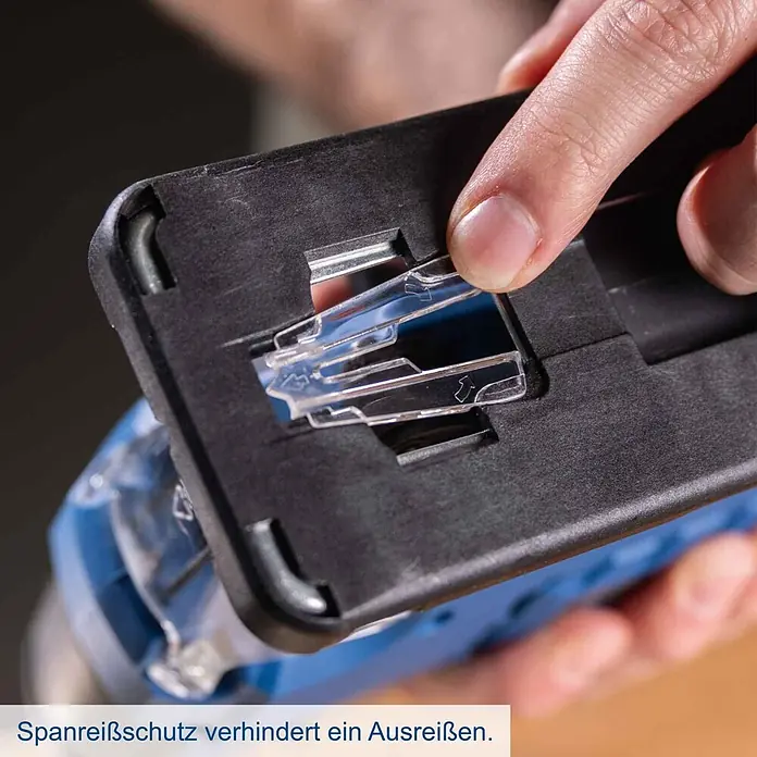 Scheppach IXES 20V Akku-Pendelhubstichsäge C-JS220-X - 20 V, Li-Ionen, Anzahl Akkus: Ohne Akku, Leerlaufhubzahl: 0 /min - 2.400 /min - Nahaufnahme einer Hand, die den transparenten Spanreißschutz einer blauen Stichsäge einstellt, um Ausreißen zu verhindern.