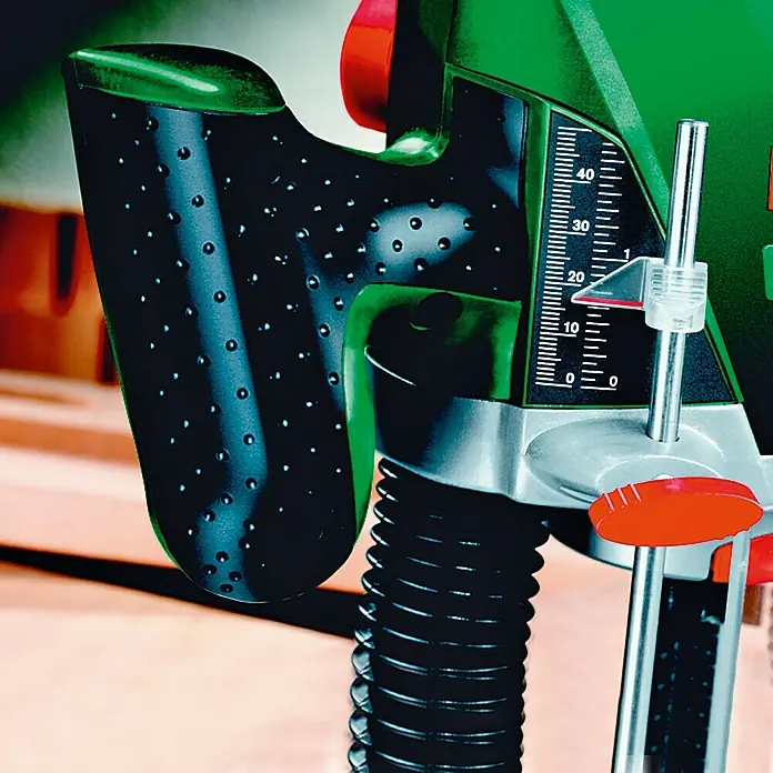 Bosch Fresadora eléctrica POF 1200 AE - 1.200 W, 11.000 r.p.m. - 28.000 r.p.m., Diámetro del portaherramientas: 6 mm - 8 mm - Primer plano de una fresadora vertical verde con tope de profundidad para carpintería de precisión.