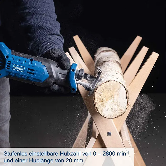 Scheppach IXES 20V Akku-Säbelsäge C-RS100-X - 20 V, Hublänge: 20 mm - Blaue und schwarze Scheppach Säbelsäge in Aktion, schneidet einen Holzstamm auf einem Sägebock, mit Sägemehl.