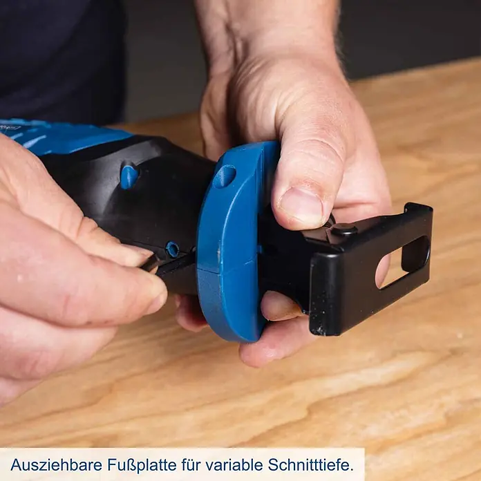Scheppach IXES 20V Akku-Säbelsäge C-RS100-X - 20 V, Hublänge: 20 mm - Hände stellen die blaue und schwarze Fußplatte einer Säge mit einem Sechskantschlüssel für variable Schnitttiefe ein.