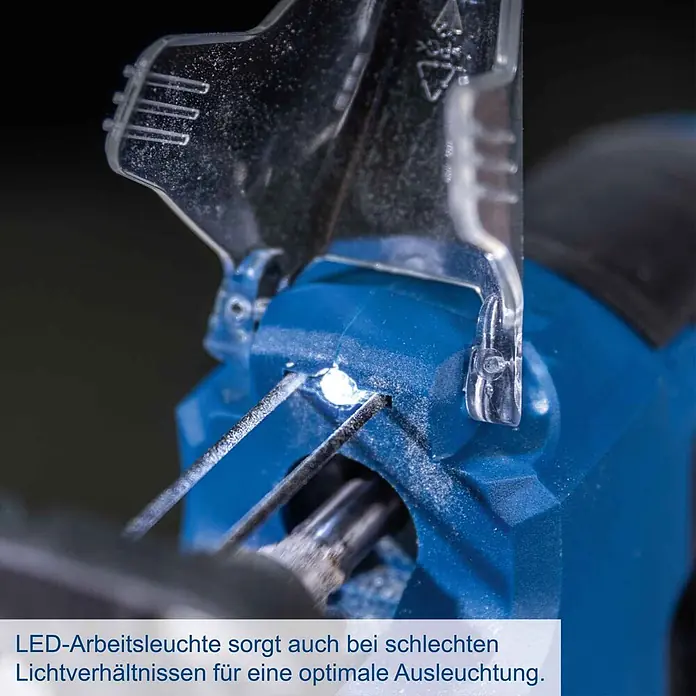 Scheppach IXES 20V Akku-Pendelhubstichsäge C-JS220-X - 20 V, Li-Ionen, Anzahl Akkus: Ohne Akku, Leerlaufhubzahl: 0 /min - 2.400 /min - Nahaufnahme einer blauen Stichsäge mit heller LED-Arbeitsleuchte, die den Schnittbereich und einen durchsichtigen Späneschutz beleuchtet.