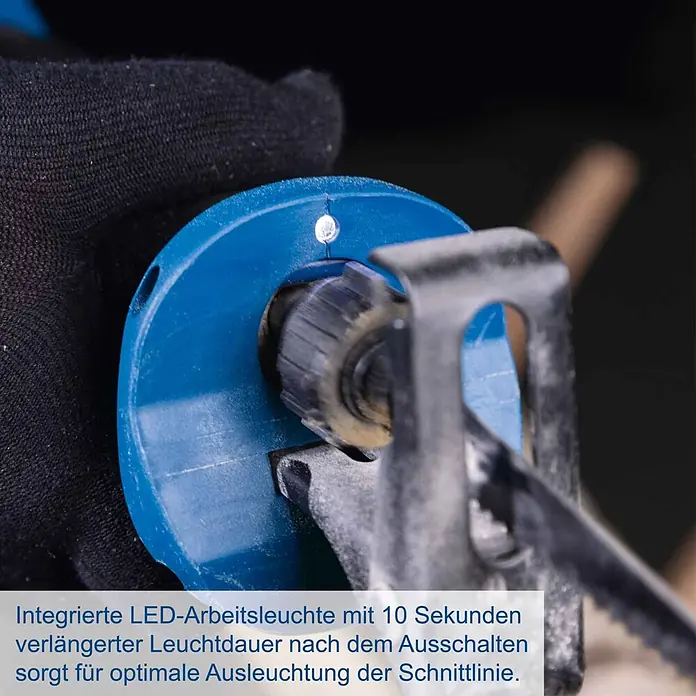 Scheppach IXES 20V Akku-Säbelsäge C-RS100-X - 20 V, Hublänge: 20 mm - Blaue Säbelsäge mit integrierter LED-Arbeitsleuchte für die Schnittlinienbeleuchtung, von einer behandschuhten Hand gehalten.