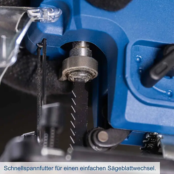 Scheppach IXES 20V Akku-Pendelhubstichsäge C-JS220-X - 20 V, Li-Ionen, Anzahl Akkus: Ohne Akku, Leerlaufhubzahl: 0 /min - 2.400 /min - Nahaufnahme des Schnellspannfutters einer blauen Stichsäge mit eingesetztem Sägeblatt für einfachen Wechsel.