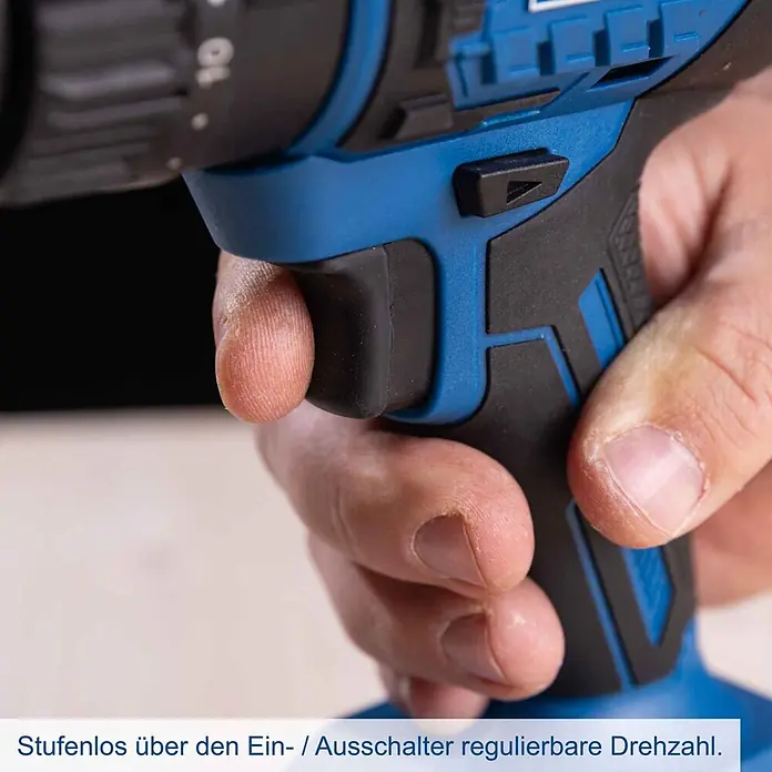 Scheppach IXES 20V Akku-Schlagbohrschrauber BC-CD60-X - 20 V, Ohne Akku, 60 Nm - Nahaufnahme einer Hand, die einen blau-schwarzen Akkuschrauber hält, mit Abzug und Umschalter für stufenlose Drehzahlregelung.