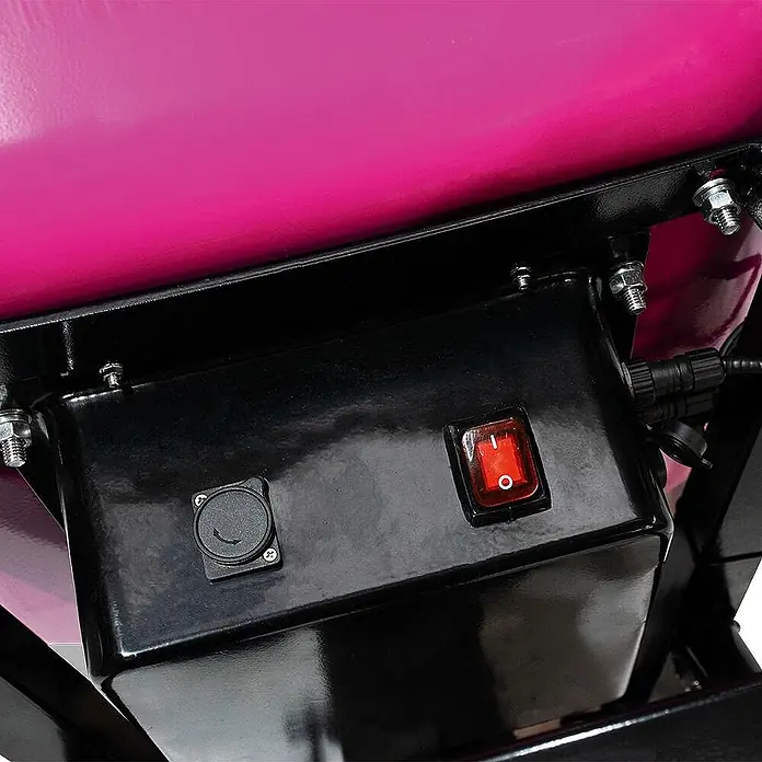 BAMATO Elektro-Schubkarre MTR-155 Pink Edition 150kg 6km/h 75L -  - Nahaufnahme einer pinkfarbenen Maschinen-Schaltbox mit rotem Ausschalter und drehbarer Anschlussabdeckung.