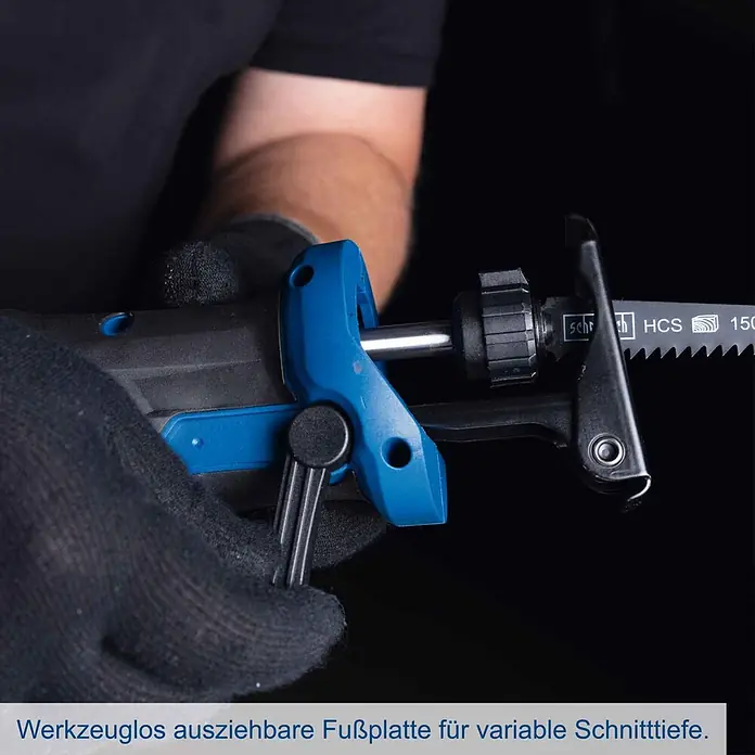 Scheppach IXES 20V Akku-Säbelsäge BC-RS250-X - 20 V, Ohne Akku, Hublänge: 28 mm - Behandschuhte Hand stellt die werkzeuglos ausziehbare Fußplatte einer schwarz-blauen Säbelsäge ein.