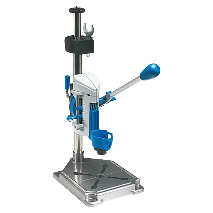 Dremel Workstation 220 - Passend für: Dremel Multifunktionsgeräte, Hub: 50 mm - Eine Bohrmaschine mit Bohrständer, der über einen Hebel bedient wird. Der Ständer ist silberfarben, die Maschine selbst ist blau und weiß.