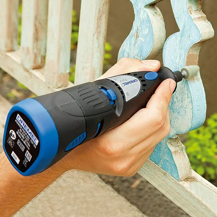 Dremel Muela abrasiva redondeada Mod. 516 - Diámetro de trabajo: 13 mm, 1 ud. - Herramienta rotativa Dremel en acción lijando una pieza de madera, mostrando su versatilidad y precisión para diversas tareas.