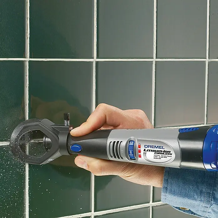Dremel Fugenfräser Mod. 570 - Arbeitsdurchmesser: 3,2 mm, Hartmetall - Nahaufnahme eines Dremel Lithium-Ionen-Cordless-Werkzeugs, das zum Schneiden von Fugen verwendet wird.