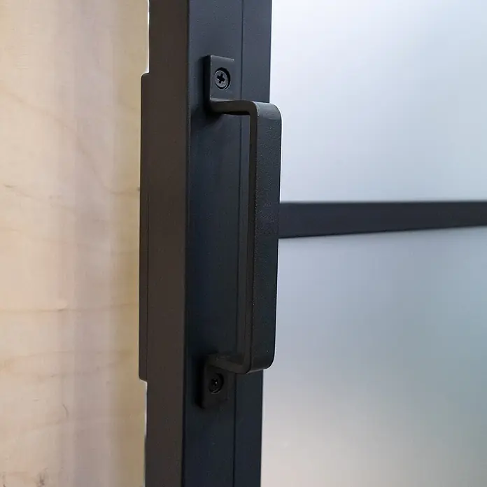 Glasschiebetür Loft Komplettset Satiniert 4 Felder schwarz mit Softclose -  - Schwarzer Metall-Türgriff an einem Türrahmen, neben mattiertem Glas.