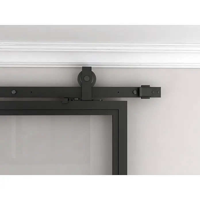Glasschiebetür Loft Komplettset Klarglas 6 Felder mit Softclose 900x2150 -  - Mattschwarzes Schiebetürbeschlagset mit Laufschiene, Rolle und Teil einer schwarzgerahmten Glastür.