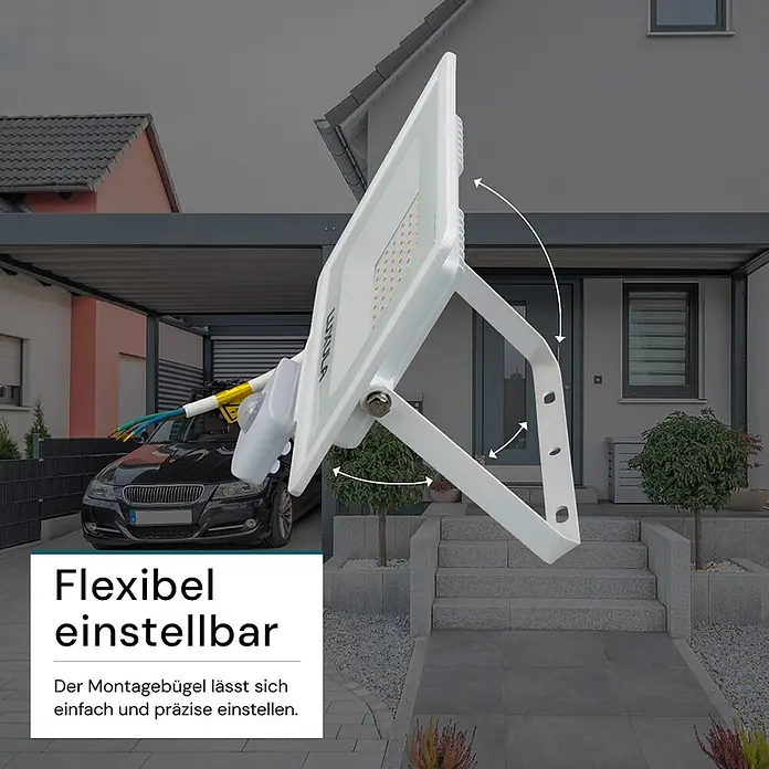Luxula LED-Sensor-Strahler - 50 W, 5.000 lm, 3.000 K, IP65 - Weißer LED-Fluter mit verstellbarem Montagebügel, im Außenbereich an einem Haus positioniert.
