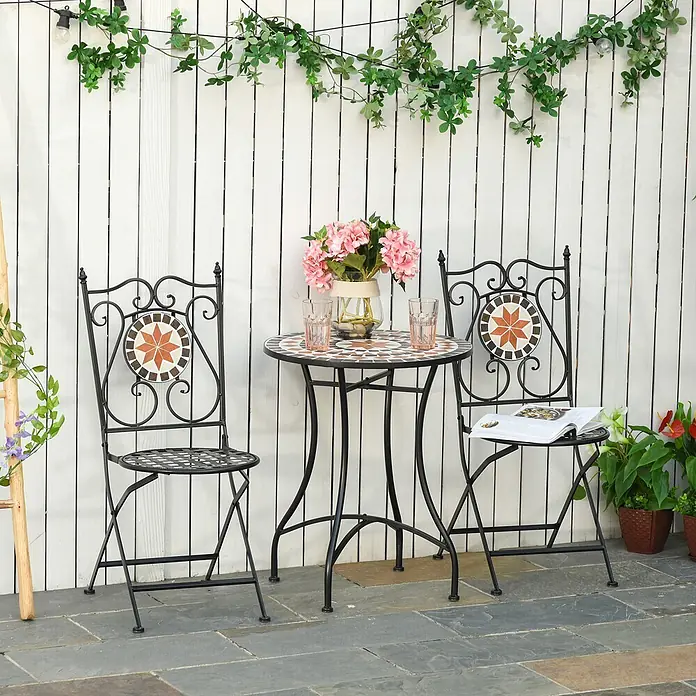 Outsunny Gartenmöbel-Set Mehrfarbing Ф60 x 71H cm -  - Schwarzes Metall-Bistroset mit Mosaiktisch und Stuhllehnen, geeignet für den Außeneinsatz auf der Terrasse. Tisch mit Blumen und Gläsern.