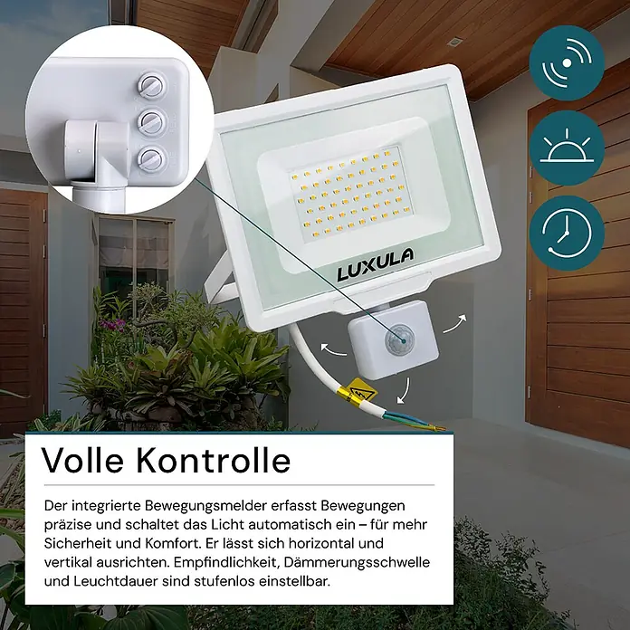 Luxula LED-Sensor-Strahler - 50 W, 5.000 lm, 3.000 K, IP65 - Weißer LED-Fluter mit integriertem, einstellbarem Bewegungsmelder für den Außenbereich, installiert an einer Hauswand.