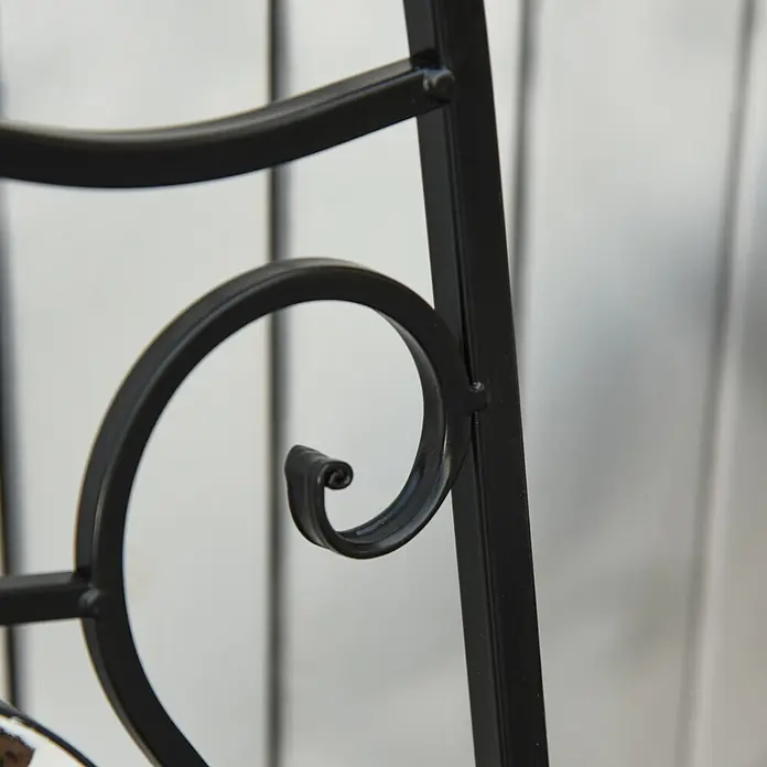 Outsunny Gartenmöbel-Set Mehrfarbing Ф60 x 71H cm -  - Detail aus schwarzem Schmiedeeisen mit dekorativer Schnörkelverzierung, bestehend aus gebogenen und geraden Metallteilen.