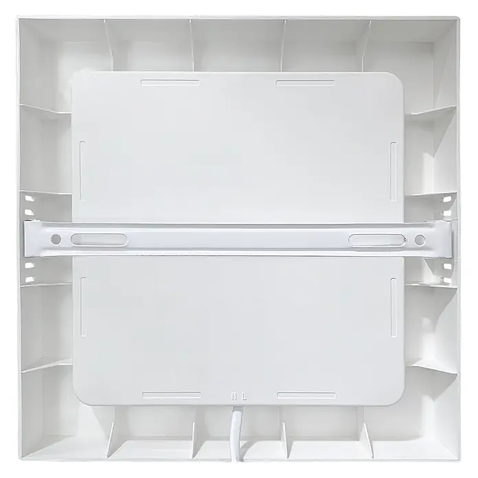 Luxula LED-Wand- & Deckenleuchte Aufbauleuchte 12W IP44-Geschützt 1200lm -  - Rückseite einer weißen quadratischen LED-Flächenleuchte mit mittiger Montagehalterung und Stromkabel.