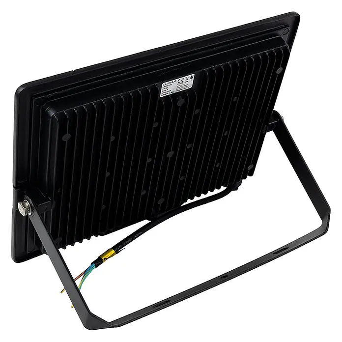 Luxula LED-Strahler - 150 W, 15.000 lm, 3.000 K, IP65 - Schwarzer LED-Fluter, von hinten gesehen, mit Kühlrippen, Montagebügel und freiliegendem Stromkabel.