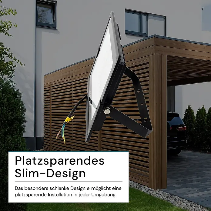 Luxula LED-Strahler - 150 W, 15.000 lm, 3.000 K, IP65 - Schwarzer, schlanker LED-Fluter mit Montagehalterung, im Außenbereich gezeigt, betont sein platzsparendes Design.