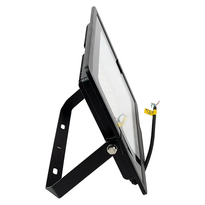 Luxula LED-Strahler - 150 W, 15.000 lm, 3.000 K, IP65 - Schwarzer LED-Fluter mit verstellbarer Halterung und freiliegenden Elektrokabeln mit Warnschild.