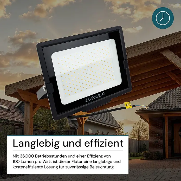 Luxula LED-Strahler - 150 W, 15.000 lm, 3.000 K, IP65 - Schwarzer LUXULA LED-Fluter an Holzkonstruktion im Außenbereich montiert, bereit zur Beleuchtung eines Wohnhauses.