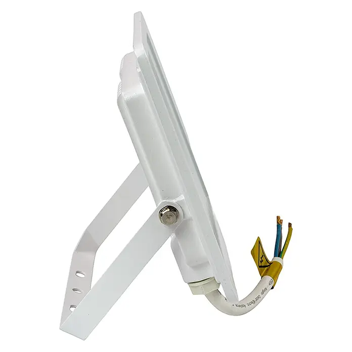 Luxula LED-Strahler - 30 W, 3.000 lm, IP65 - Weißer LED-Flutlichtstrahler mit verstellbarer Halterung und freiliegenden elektrischen Kabeln.