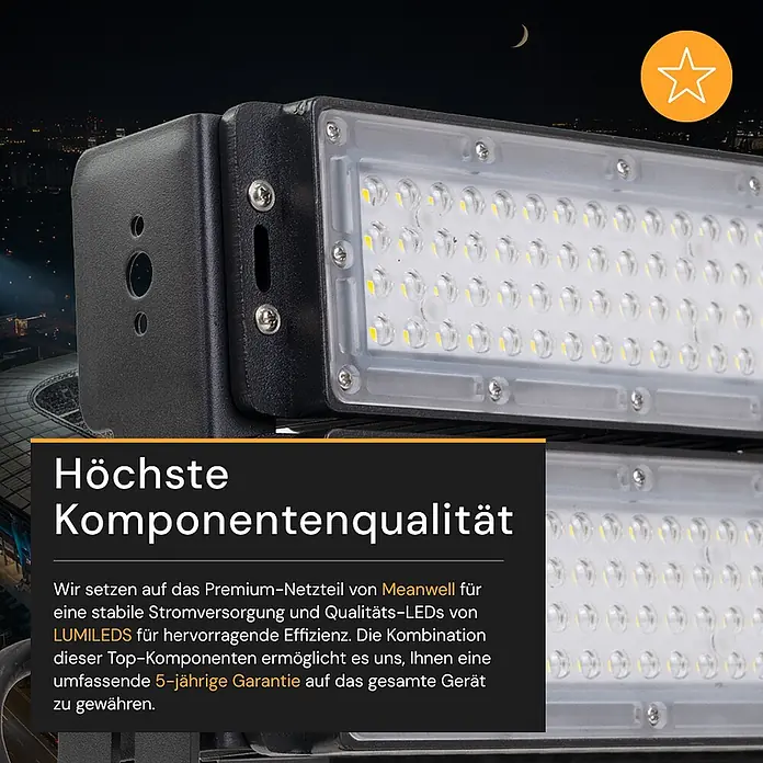Enovalite LED-Strahler - 800 W, 104.000 lm, IP66 - Nahaufnahme eines schwarzen LED-Flutlichts mit hellen LEDs vor unscharfem nächtlichem Stadtbild.