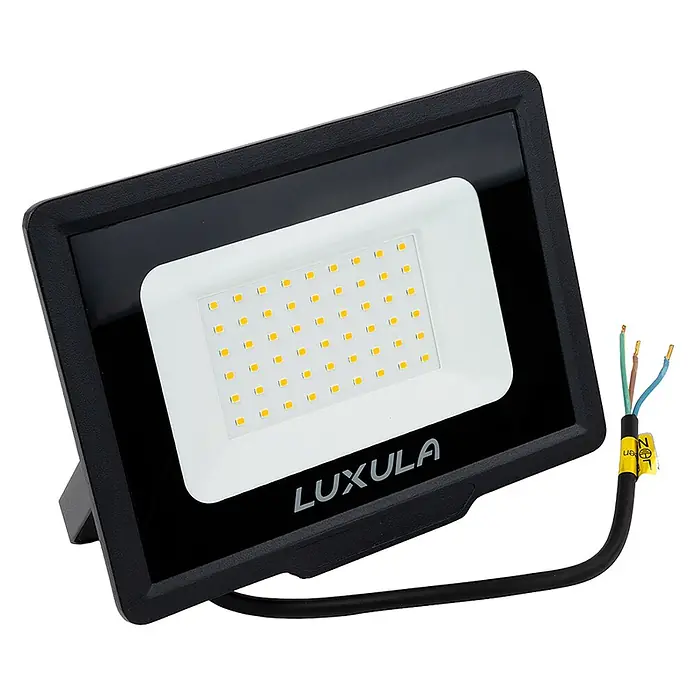 Luxula LED-Strahler - 50 W, 5.000 lm, 4.000 K, IP65 - Schwarzer LED-Flutlichtstrahler mit weißem LED-Panel, das viele gelbe Lichter zeigt, und einem schwarzen Stromkabel mit blanken farbigen Drähten.